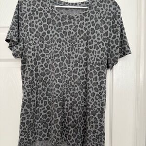 Zoe + Liv Gray Leopard Print Short Sleeve Tee Sz XXL